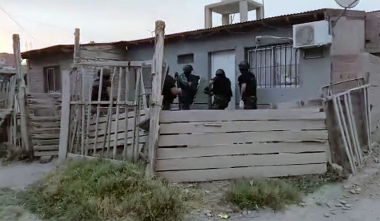 Uno de los allanamientos tuvo lugar en la Avenida La Plata al 1700 del barrio Antártida Argentina de Cipolletti. Uno de los allanamientos tuvo lugar en la Avenida La Plata al 1700 del barrio Antártida Argentina de Cipolletti. 