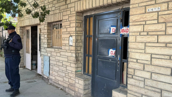 Tras reiteradas violaciones a las fajas de clausura, el Municipio avanzó en la eliminación de un aguantadero del barrio Don Bosco. Tras reiteradas violaciones a las fajas de clausura, el Municipio avanzó en la eliminación de un aguantadero del barrio Don Bosco.