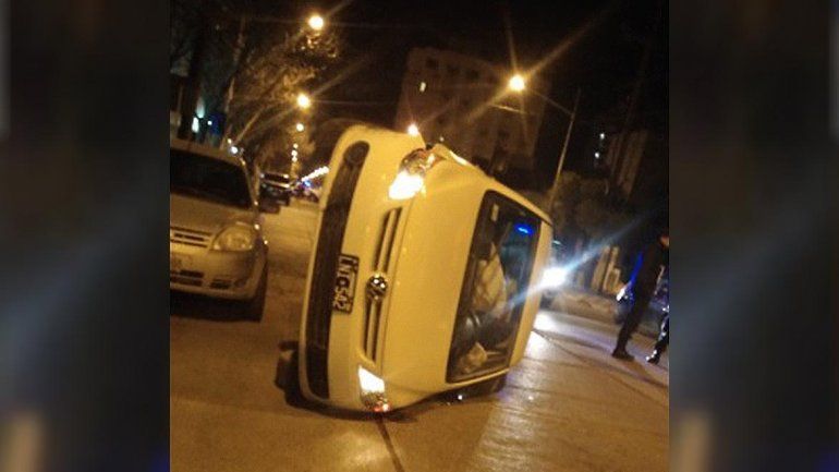 Un adolescente perdió el control, chocó un auto y volcó