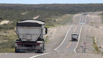 El uso de la Ruta 6 por parte de los camiones de arena para Vaca Muerta es cada vez más intensivo. El Gobierno licitó en febrero la obra para renovar el camino desde el cruce con la Ruta 22 hacia el sur.