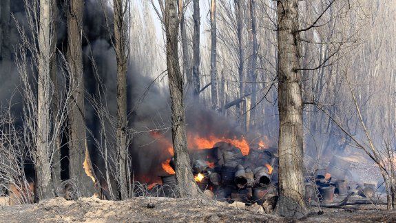 Las fuertes ráfagas provocaron unos 12 incendios simultáneos en la zona rural, arrasando chacras en producción y poniendo en riesgo las viviendas de los dueños.