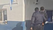 Uno de los hombres detenidos por el crimen ocurrido en el barrio Michi Michi de Cinco Saltos. También atraparon a una pareja como presuntos autores del hecho. Uno de los hombres detenidos por el crimen ocurrido en el barrio Michi Michi de Cinco Saltos. También atraparon a una pareja como presuntos autores del hecho.