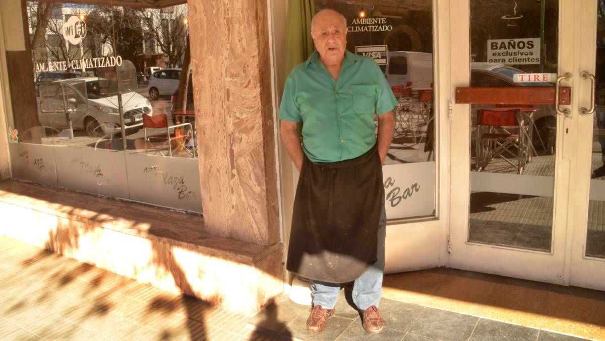 Raúl, en la puerta del Plaza Bar, el tradicional recinto donde era el mozo y la cara visible. Foto Antonio Spagnuolo.