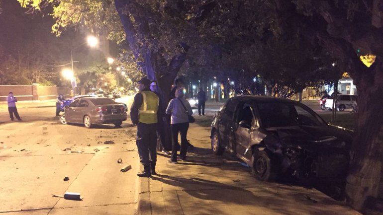 Chocaron dos autos en plena avenida y uno terminó contra un árbol