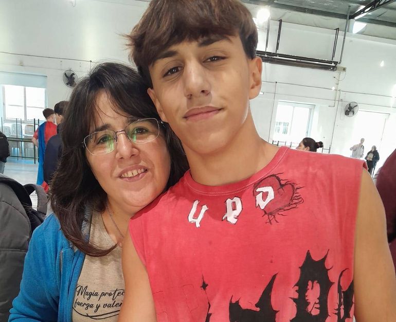 Daniela Troncoso, una reconocida contadora de Bragado, junto a su amable hijo Santiago, quien no pierde el sueño de llegar a El Bolsón.