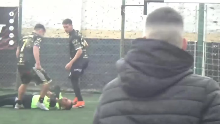 Brutal agresión a un árbitro: lo desmayaron de una patada en la nuca