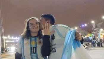 Mientras vecinos salían tras la final del partido de Argentina - España, una joven pareja se robó todas las miradas con una escena de película. Mientras vecinos salían tras la final del partido de Argentina - España, una joven pareja se robó todas las miradas con una escena de película.