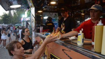 Los food trucks tuvieron un intenso movimiento en la Fiesta de la Confluencia 2025 / Foto