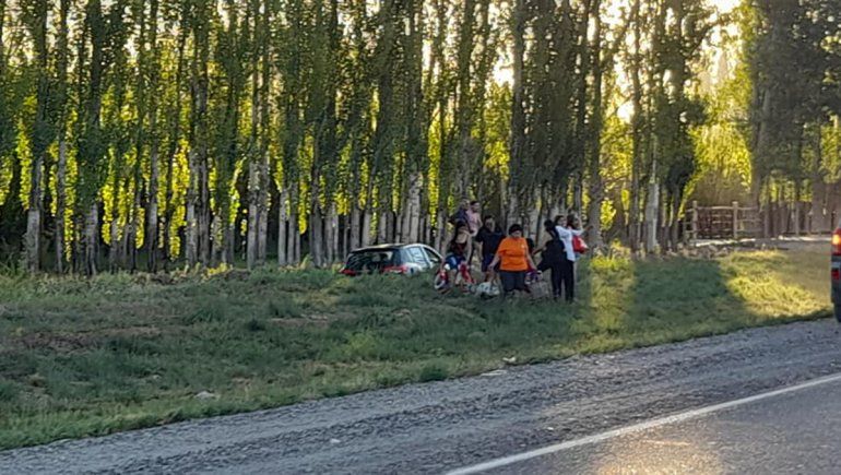 Perdió el control del auto y terminó adentro de un desagüe