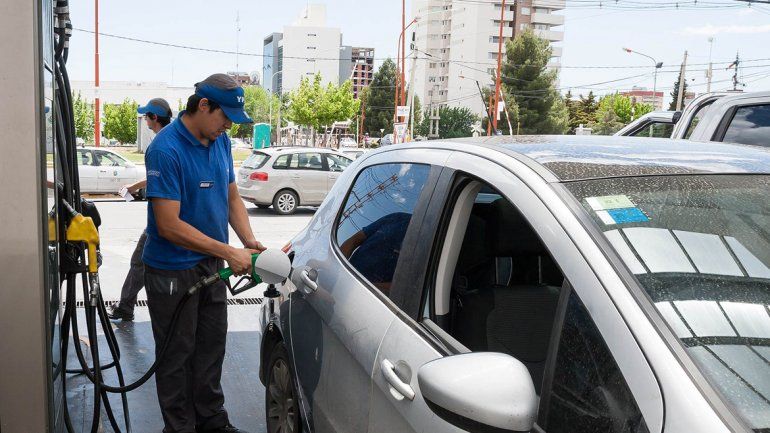Suspenden la suba de la nafta y apuestan a un repunte de consumo