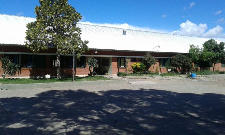 La Escuela Primaria nº84 se ubica a la vera de la barda. 