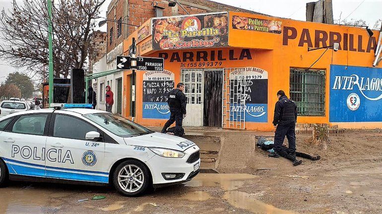Asaltaron una parrilla y terminaron presos: en pleno operativo chocó un patrullero