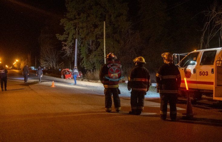 Un hombre chocó con su auto contra un poste de cemento y murió