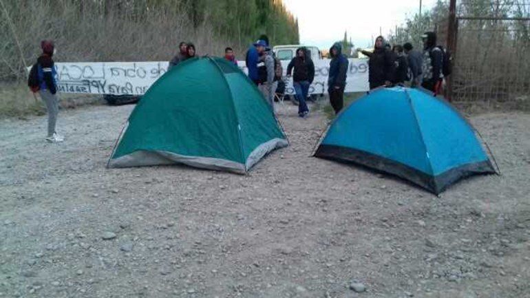 Un grupo de desocupados bloquea la entrada a YPF en Allen
