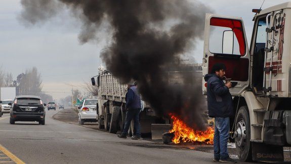 Camioneros levantaron el corte en la rotonda de Cipolletti