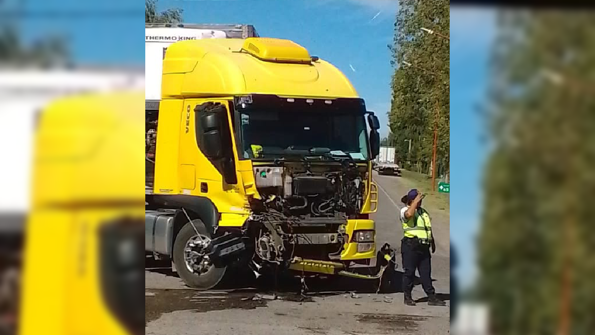 El primer rodado circulaba por la Ruta 65 en sentido norte a sur, cuando fue impactado por el segundo vehículo que avanzaba por la misma ruta, pero en sentido este a oeste.