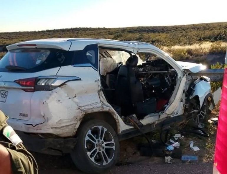 Así de destrozado quedó el auto tras el grave accidente.