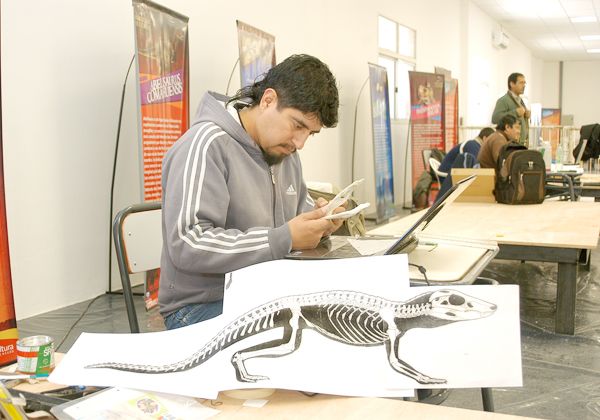 Recrean dinosaurios en la ciudad