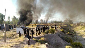 desalojaron una toma en roca y hubo incidentes