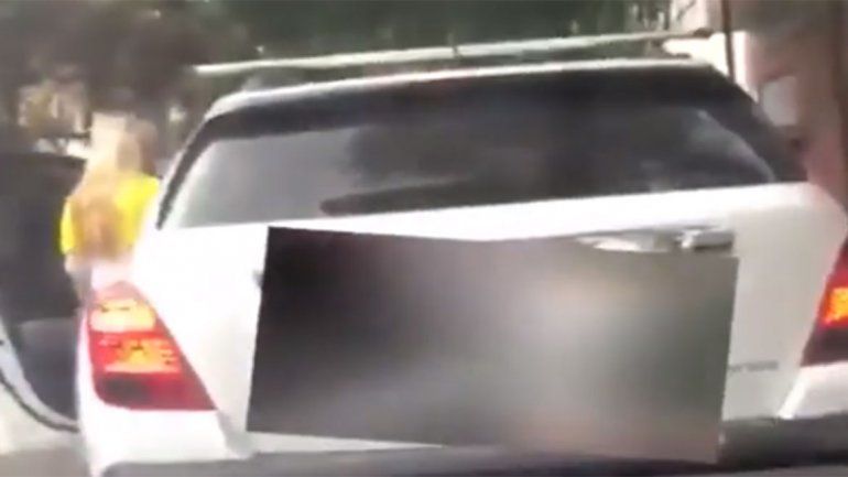 Video: mujer atacó a un conductor a martillazos porque iba lento