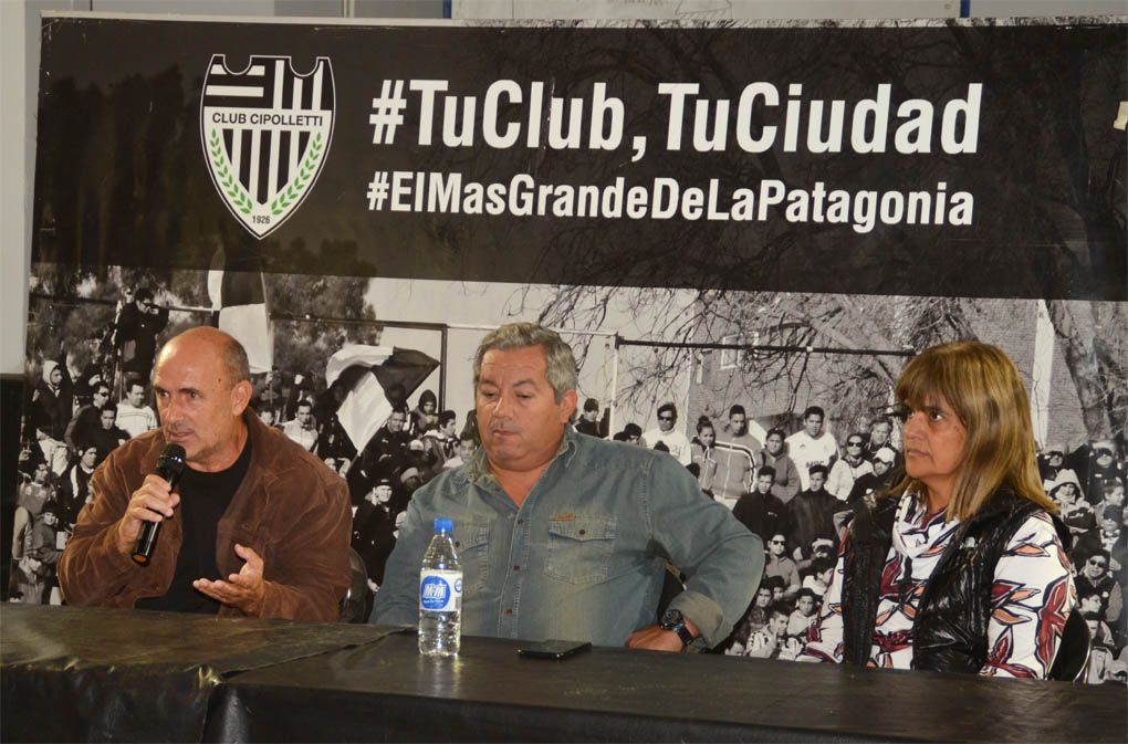 Perilli, mánager, Bastías, presidente de la subcomisión de fútbol, y Del Río, presidenta del club Cipolletti.
