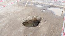 ¡un peligro! vallaron el terrible crater de la calle venezuela