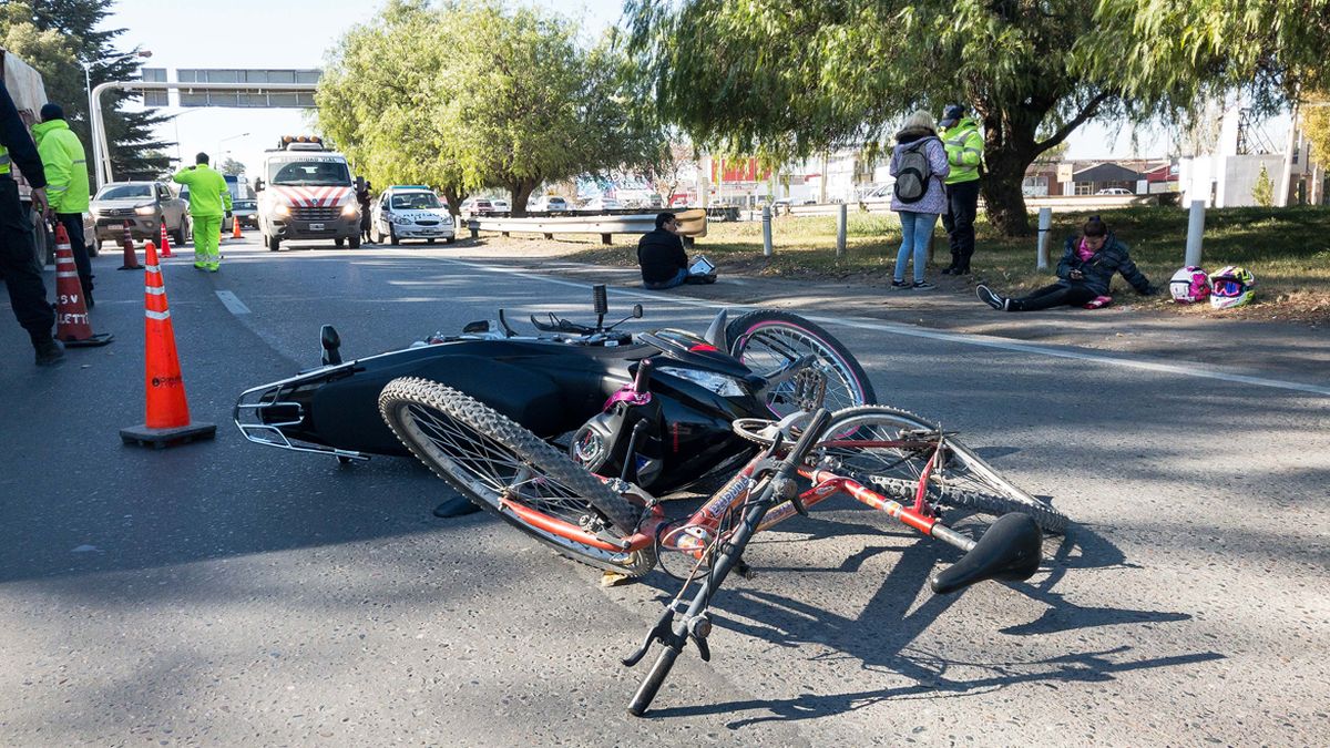 Insólito Choque Entre Una Bici Y Una Moto En La 22