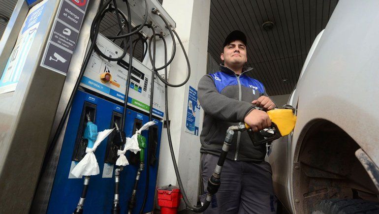 Nación aplicará el sábado la actualización del impuesto a los combustibles.