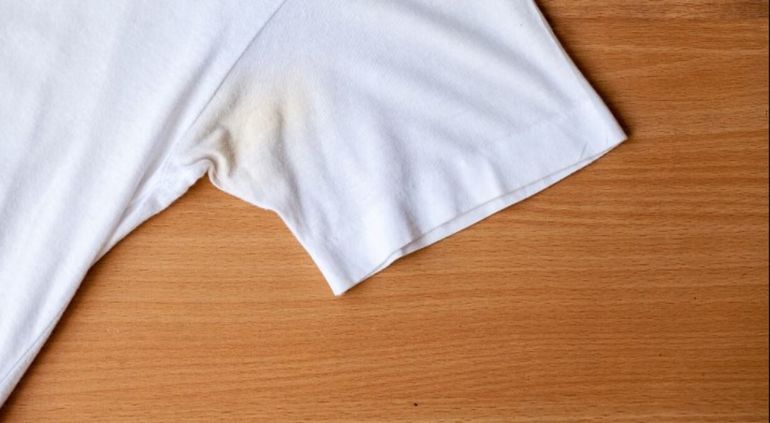 No es el bicarbonato: esta es la mejor forma de quitar las manchas amarillas de la ropa blanca