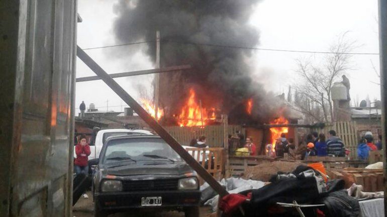 Un voraz incendio en una toma dejó a una familia cipoleña sin nada