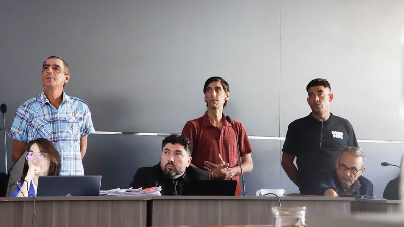 Maximiliano Lagos, José Jafri, Néstor Cau y Ángel Antilaf quedaron absueltos por el femicidio de Otoño Uriarte. | LMCipolletti.com Maximiliano Lagos, José Jafri, Néstor Cau y Ángel Antilaf quedaron absueltos por el femicidio de Otoño Uriarte.