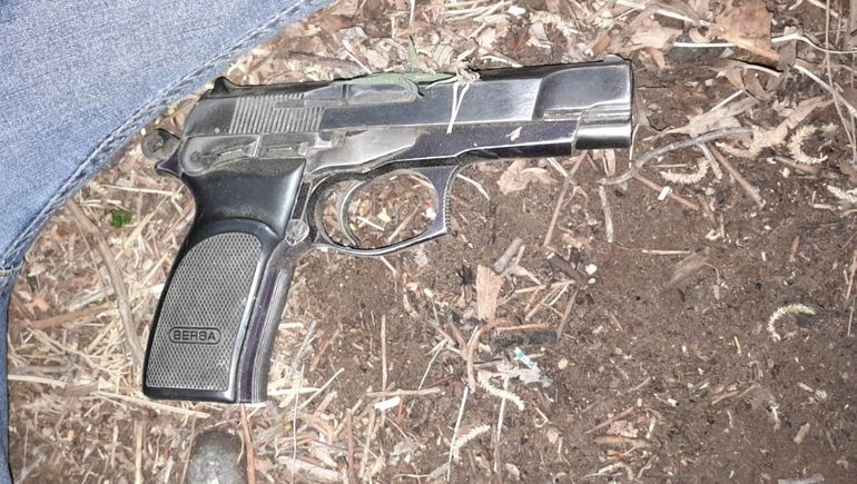El vecino fue atrapado en un barrio de 9 con una pistola Bersa 9 mm sin autorización legal