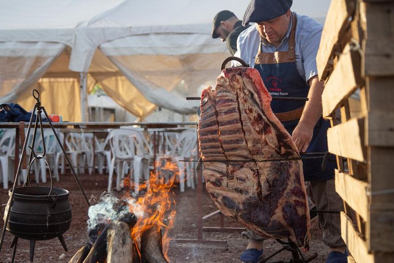 Un buen asado a la estaca, o a la cruz también llamado, requiere paciencia, sabiduría, una buena elección de la carne y algún secreto gastronómico personal. Unos 50 equipos competirán y probarán su destreza en el Campeonato de Asadores.