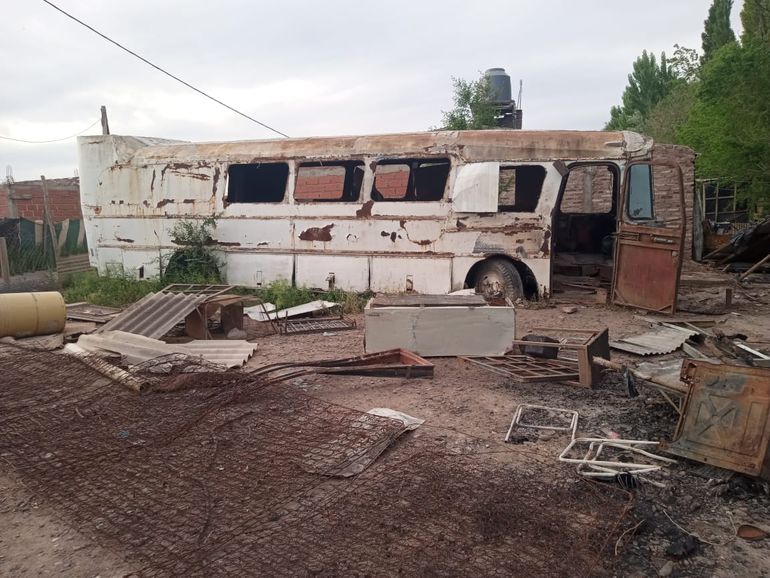 Hace unos días, se quemó una casilla y un colectivo viejo y desvencijado. Se afirma que eran utilizados como un presunto aguantadero. Ahora, los vecinos que habitan cerca del predio donde ocurrió el siniestro quieren transformar el terreno en una plaza para todos.