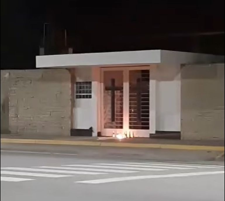 Las velas arden en la puerta del cementerio de Cipolletti. ¿Qué está pasando?