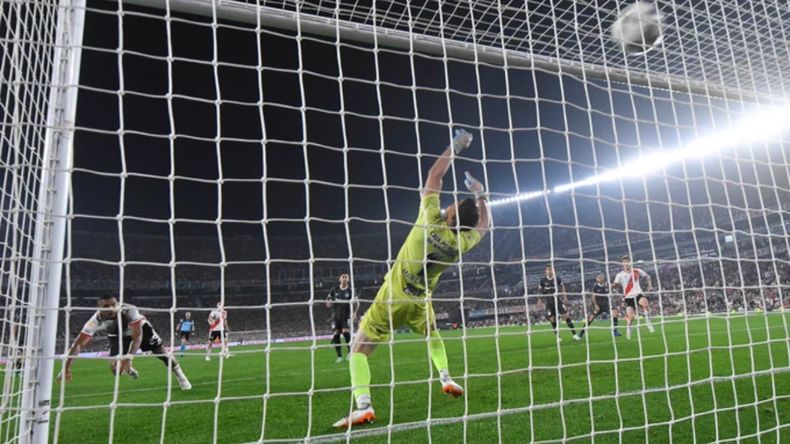 El cabezazo de Rondón que le dio el triunfo a River, amargó a los tucumanos y despertó la ironía de Borja hacia el arquero rival. Foto: @RiverPlate