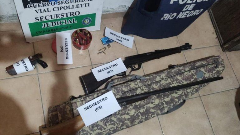 Realizaban un control vehicular y encontraron armas de fuego en un auto