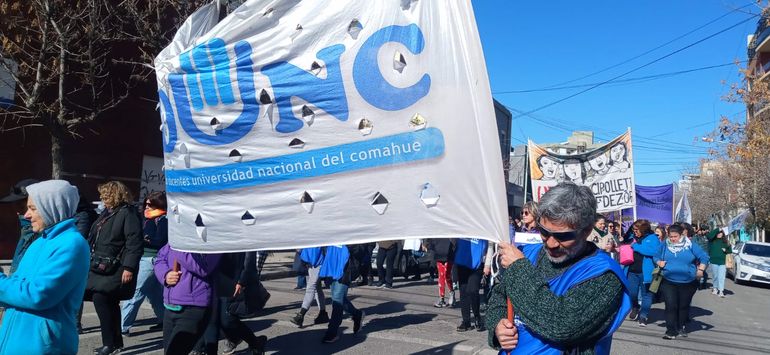 Integrantes de la comunidad educativa de la UNCo participaron de la marcha de rechazo al gobierno nacional.