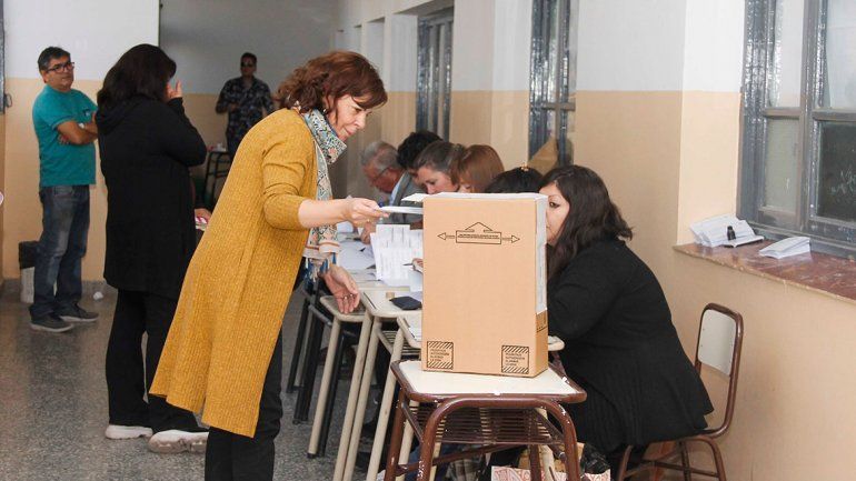 Una jornada de calma para ir a votar a las escuelas