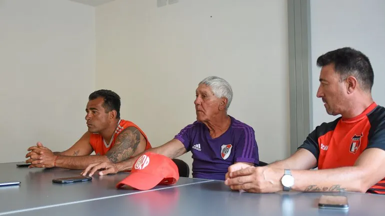 Pedro González -en el centro-, junto a Mariano Tedesco y Juan Carlos Lucumán en anterior visita a la región.