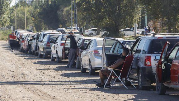 Los cipoleños que durmieron en la estación para cargar nafta
