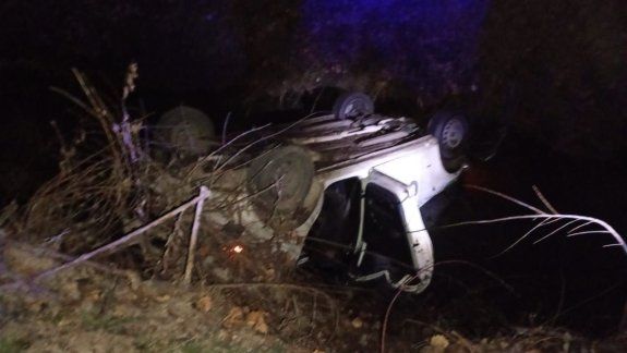 El auto se encontraba volcado, con las ruedas hacia arriba, adentro del desagüe
