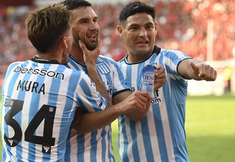Maravilla Martínez festeja con Mura y Salas el gol de la victoria. 