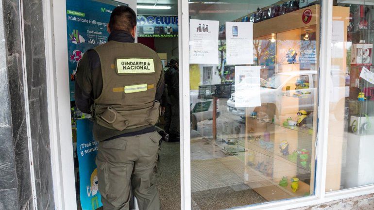 Gendarmería sorprendió al irrumpir en una red de comercios de celulares. En Cipolletti también hubo allanamientos.