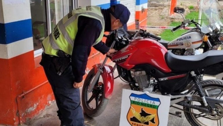 Circulaba por la banquina y en contramano a bordo de una moto robada