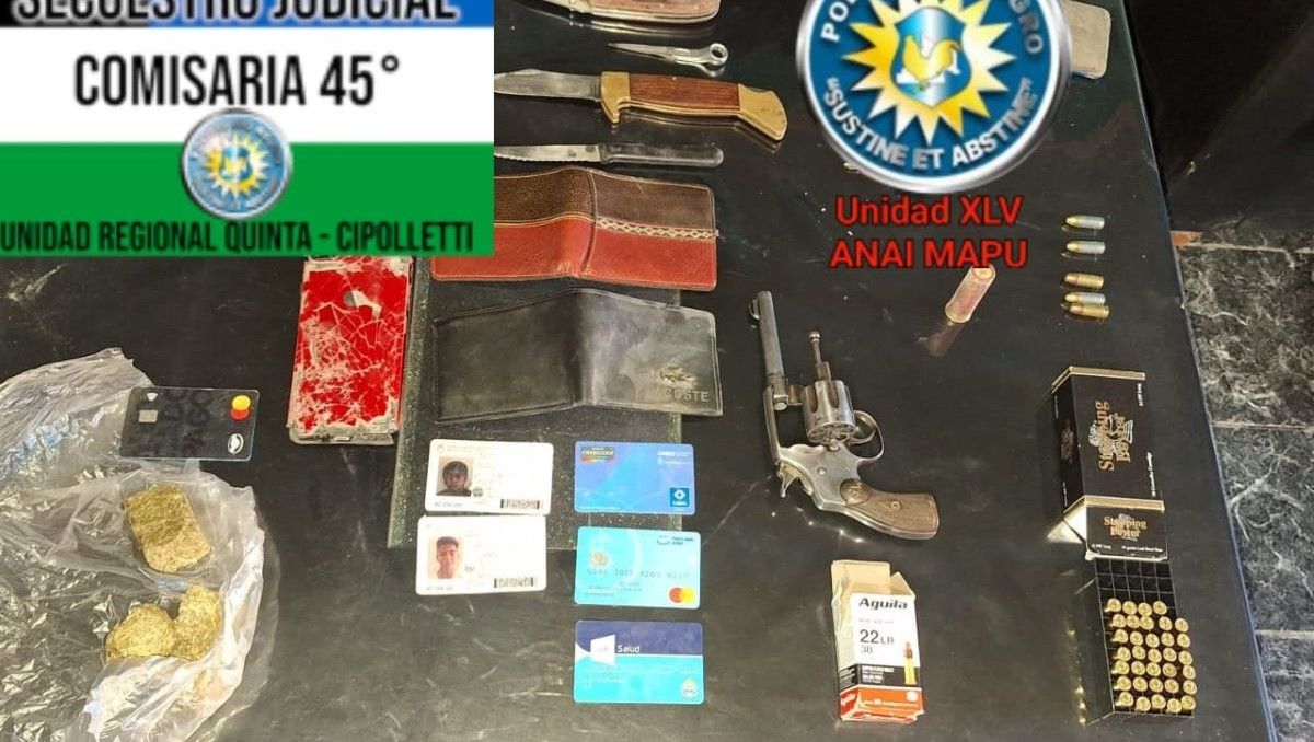 Un arma, balas, marihuana y documentación es parte del material secuestrado.