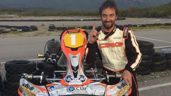 Para la posteridad, el 1 con su karting y con la inmensa cordillera de fondo.