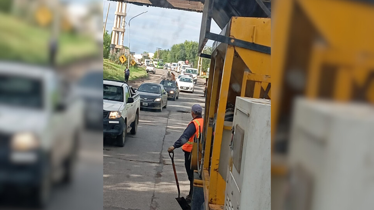 Los trabajos incluyeron bacheo en frío sobre el puente ferroviario de Cipolletti.