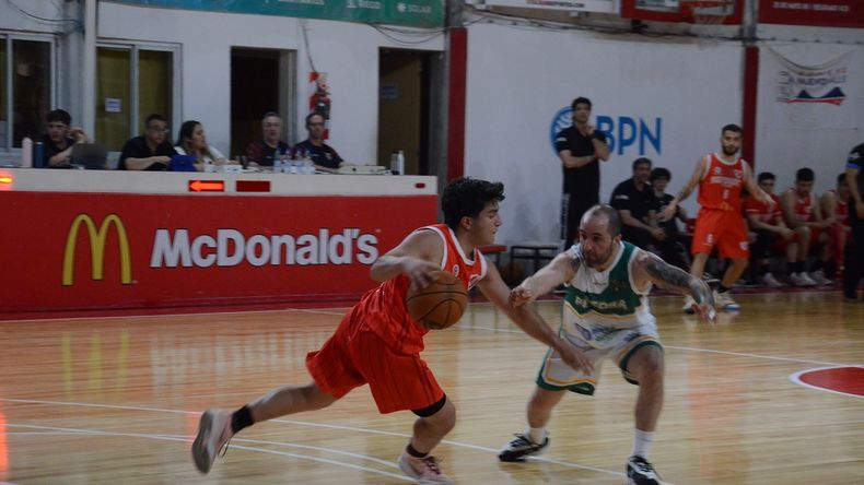 Tras la sanción por los incidentes, Independiente de Neuquén se puso arriba ante Pérfora