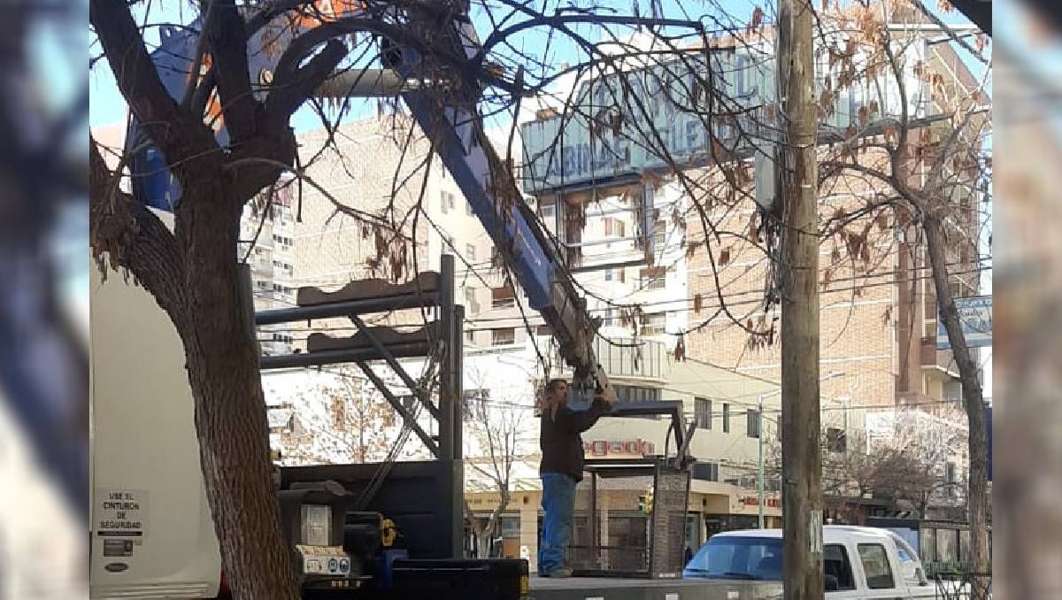 Continúan sacando los carteles publicitarios: le tocó al letrero de Contacto